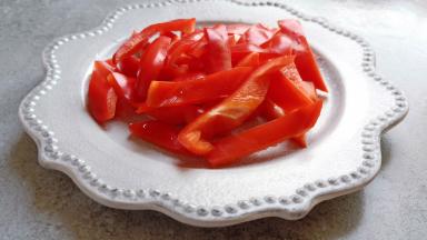 红辣椒切成丝。