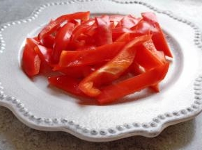 红辣椒切成丝。