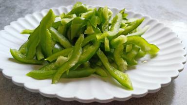 青辣椒切成丝。