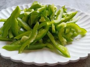 青辣椒切成丝。
