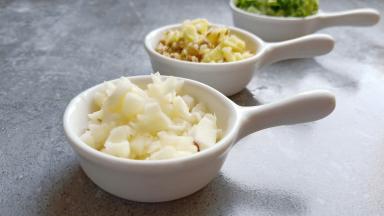 大蒜生姜切成沫。