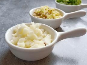 大蒜生姜切成沫。