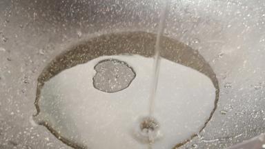 锅里加入适量的加拿大芥花油，加拿大芥花油适合各种炒菜，不会抢走其他菜的美味。