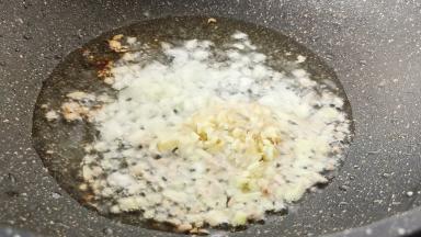 下生姜蒜末爆香。