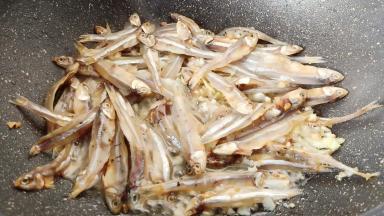 再下泡发好的鱼干炒香。