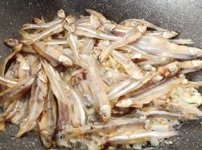 再下泡发好的鱼干炒香。