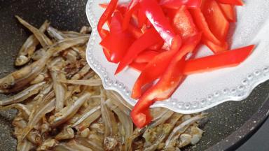 鱼干很容易熟，最后加辣椒丝翻炒均匀。