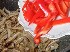 鱼干很容易熟，最后加辣椒丝翻炒均匀。