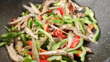 加适量的料酒。