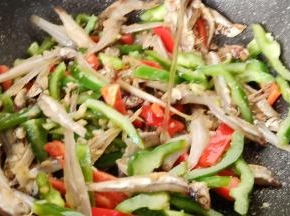 加适量的料酒。