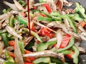 生抽2勺，颜色更加地好看。