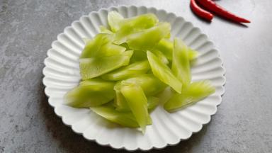 莴笋切小块。