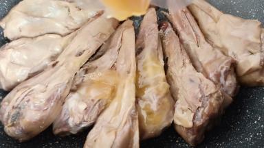 锅里放鸭头，酱。