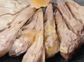 锅里放鸭头，酱。