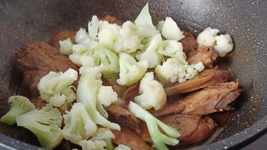 鸭头入味加花菜，花菜提前焯水。