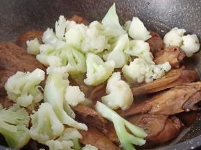 鸭头入味加花菜，花菜提前焯水。