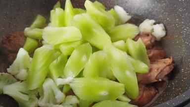 莴笋也一起放。
