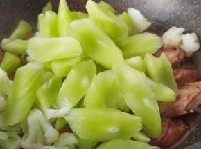 莴笋也一起放。