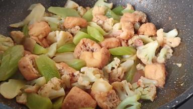 最后加油豆腐翻炒出锅。