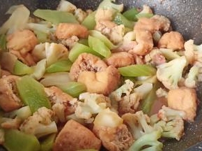 最后加油豆腐翻炒出锅。