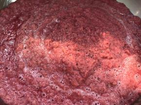 放入锅中，大火煮沸，同时用锅铲不停的搅拌