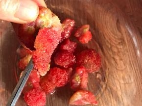 用剪刀把果肉剪下来，杨梅核别丢了，可以泡酒喝