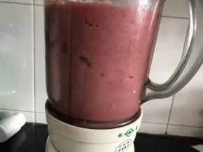 再把杨梅果肉放入料理机中打成泥