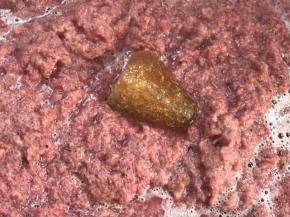 沸腾后放入冰糖，转小火慢慢熬煮