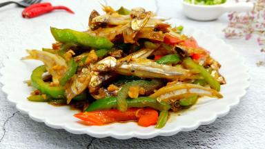 海燕鱼干经过炒至以后，散发淡淡的鱼香味！