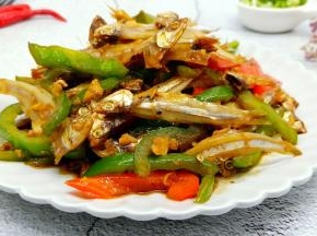 海燕鱼干经过炒至以后，散发淡淡的鱼香味！