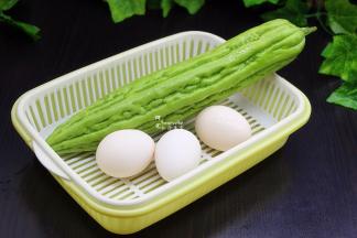 准备食材，鸡蛋、苦瓜；