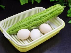 准备食材，鸡蛋、苦瓜；