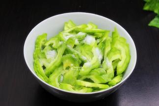 切好的苦瓜，放盐腌制10分钟，然后用手搓一搓，让苦瓜汁去掉些，再用清水冲洗，沥干，待用