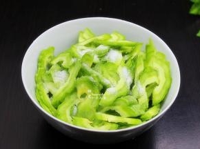 切好的苦瓜，放盐腌制10分钟，然后用手搓一搓，让苦瓜汁去掉些，再用清水冲洗，沥干，待用