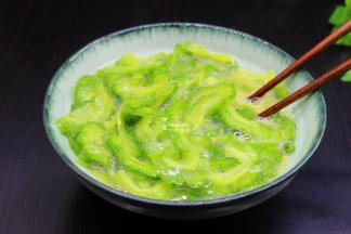 把沥干水切好的苦瓜加入蛋液里，在放点油、盐拌均。放油和盐不仅让苦瓜不苦，还能保持苦瓜颜色的的翠绿哦，鸡蛋更加香滑。