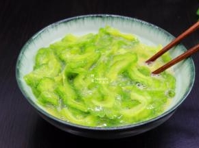 把沥干水切好的苦瓜加入蛋液里，在放点油、盐拌均。放油和盐不仅让苦瓜不苦，还能保持苦瓜颜色的的翠绿哦，鸡蛋更加香滑。