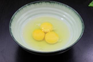 鸡蛋去壳，打散，顺一个方向调均成蛋液；蛋液里不要放任何的油和盐，会破坏鸡蛋的蛋白营养成分。