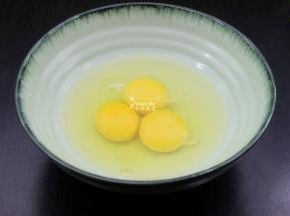鸡蛋去壳，打散，顺一个方向调均成蛋液；蛋液里不要放任何的油和盐，会破坏鸡蛋的蛋白营养成分。