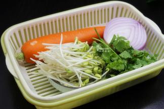 准备食材，洋葱、胡萝卜豆芽、洋葱、面条等