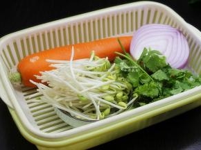 准备食材，洋葱、胡萝卜豆芽、洋葱、面条等