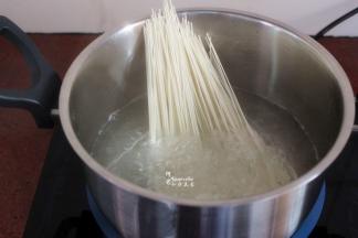 清水煮沸，放入面条，面条煮是七成熟，捞出，过冷水；