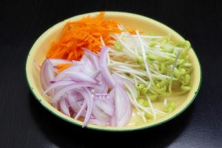 胡萝卜去皮洗净切丝、洋葱去外层，洗净切丝、豆芽去根本，洗净沥干水，香菜洗净沥干水。切洋葱的小技巧，洋葱对半切块，口朝下，这样切就不会辣。