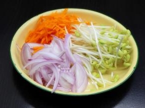 胡萝卜去皮洗净切丝、洋葱去外层，洗净切丝、豆芽去根本，洗净沥干水，香菜洗净沥干水。切洋葱的小技巧，洋葱对半切块，口朝下，这样切就不会辣。