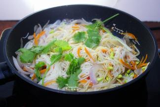 放入生抽、芝麻油，这个时候很香了，出锅之前放盐、香菜炒均即可。