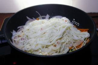 这个时候加入面条，改为大火，用筷子把面条松弛，就能把面条炒的很均匀，