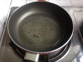 不粘锅里加入玉米油，小火加热至微沸