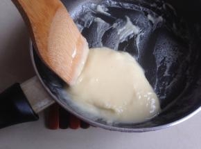 立即离火，加入面粉并快速搅拌成顺滑的烫面团，放入另一个盆里备用