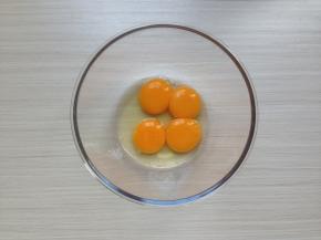 预热东菱烤箱150度。3个蛋黄和1个全蛋打在盆里