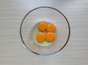 预热东菱烤箱150度。3个蛋黄和1个全蛋打在盆里