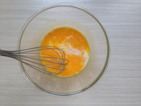 用手动蛋抽搅拌均匀后，加入牛奶拌均匀